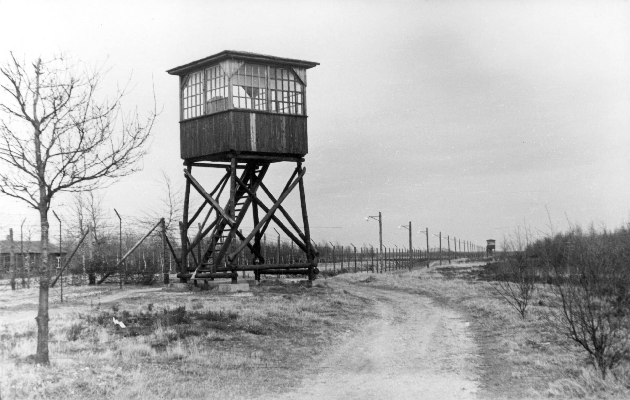 Wachttoren en hek Kamp Westerbork